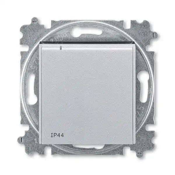 ABB 6619H-A06997 70, LEVIT Zásuvka jednonásobná s ochranným kolíkem, s cl., s víčkem IP44; titanová / kouřová černá Ověřený